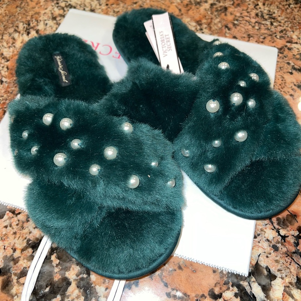 Victorias Secret Criss Cross Faux Fur Slides Green With Pearls NEW Size Medium